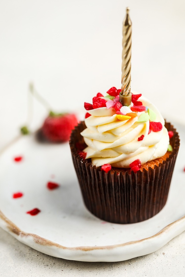 Birthday Cupcake with Vanilla Icing - Cupcake Recipe