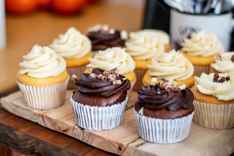 Cupcake Recipe - Chocolate and Vanilla Cupcakes with Icing and Chocolate Shavings