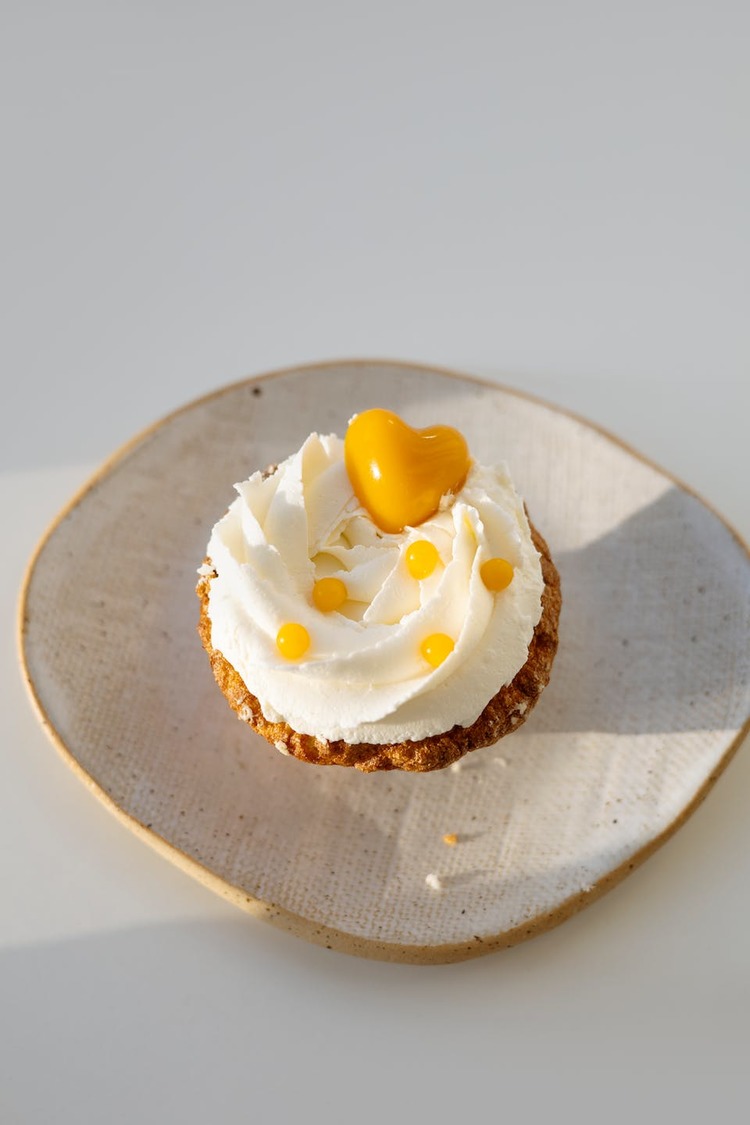 Cupcakes Recipe - Cupcake with Vanilla Icing and Butterscotch Toppings