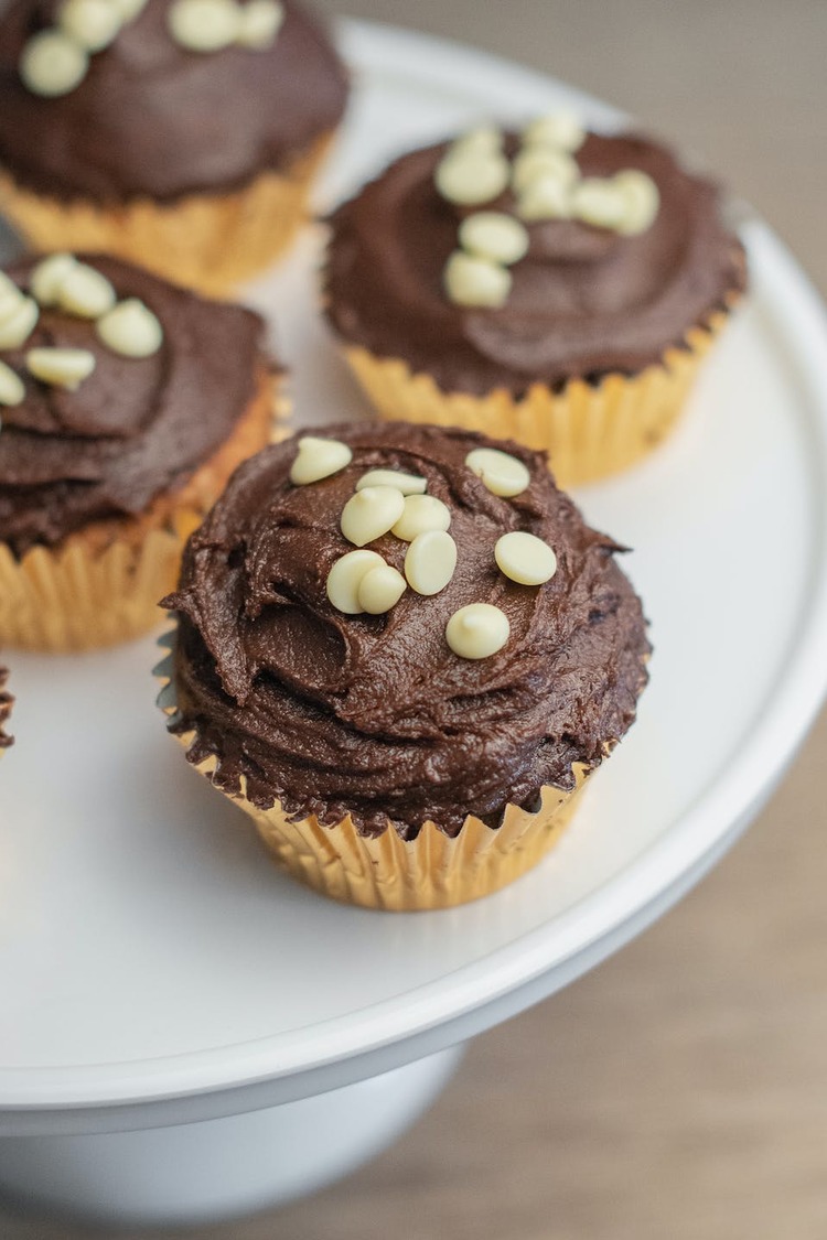 Chocolate Icing Cupcakes with White Chocolate Chips - Cupcake Recipe